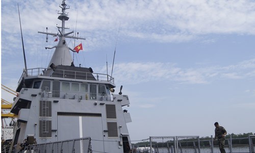 'Đột nhập' tàu tàng hình Kim tự tháp Pháp cập cảng Việt Nam