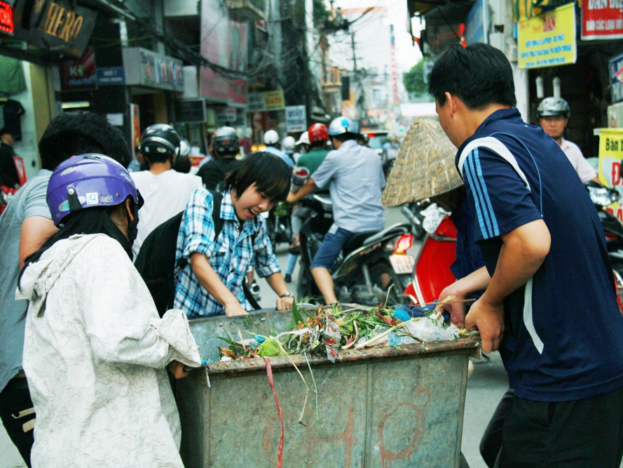 Hành động đẹp của thiếu nữ trong giờ cao điểm