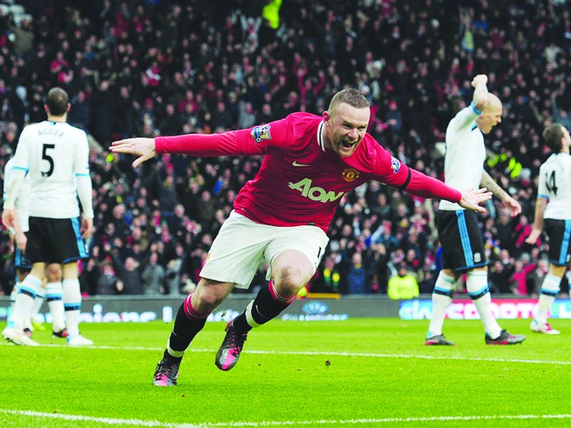 Rooney lập cú đúp