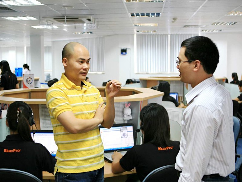 Nguyễn Tử Quảng đang trao đổi cùng nhân viên tại bộ phận chăm sóc khách hàng. Ảnh: P.T