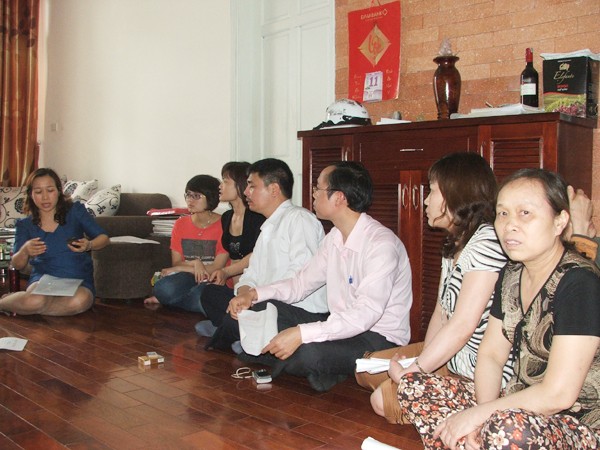 Dân ở khu KTX trao đổi về những bất hợp lý tại khu KTX Ảnh: Nguyễn Mạnh