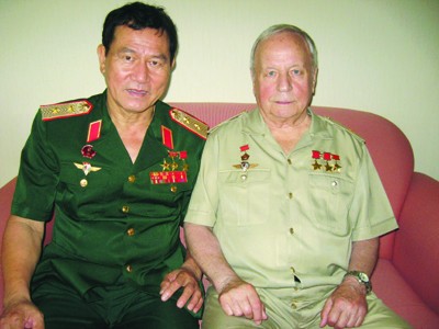 Trung tướng Phạm Tuân (trái) và nhà du hành vũ trụ Nga Gorbatko tại KS Melia (Hà Nội) chiều 22-7