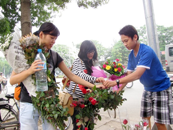 Khánh cùng hai bạn nữ trong lớp K56 Xã hội học (ĐH KHXH&NV-ĐHQG Hà Nội) đang trau chuốt những bó hoa bán trước trường mình