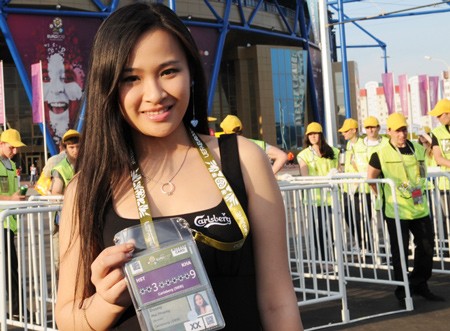 Cô gái Việt duyên dáng làm tình nguyện ở Euro 2012