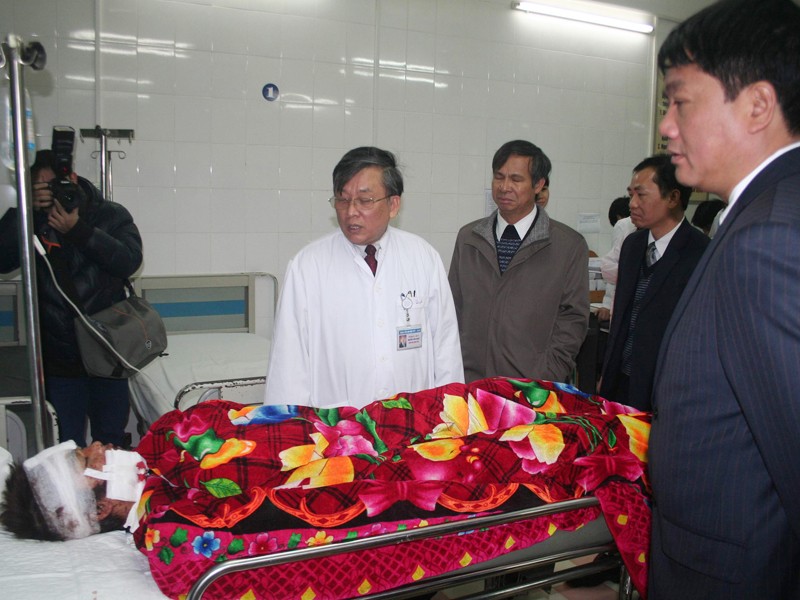 Bộ trưởng Đinh La Thăng bên giường bệnh một nạn nhân mới 16 tuổi đi xe máy không đội MBH bị TNGT, được cấp cứu tại Bệnh viện Việt Đức (ảnh chụp ngày mùng 4 Tết)