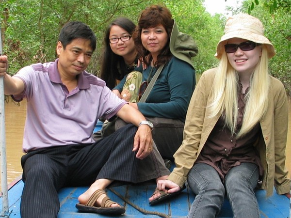 Vũ Khánh Vân đi du lịch Cà Mau cùng gia đình