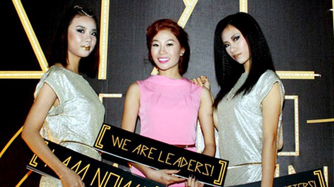 Hồng Hà (giữa) bất chợt xuất hiện "vui vẻ" trong một sự kiện được tổ chức tại TP.HCM