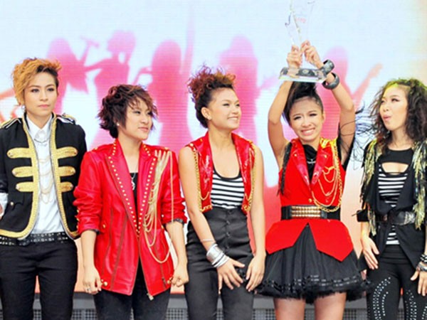Thu Trang- ngoài cùng bên phải trong đêm chung kết “Sáng bừng sức sống” ra mắt nhóm X5