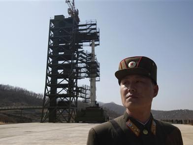 Một lính Triều Tiên đứng canh bệ phóng tên lửa Unha-3 hồi tháng 4 năm nay