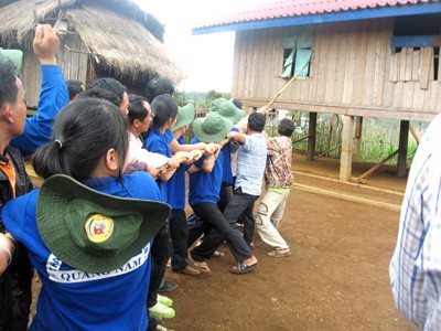 ĐVTN Quảng Nam giúp người dân Lào chằng néo lại nhà sau cơn bão