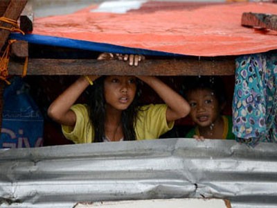 Cứu trợ 100 người Việt tại tâm bão Tacloban