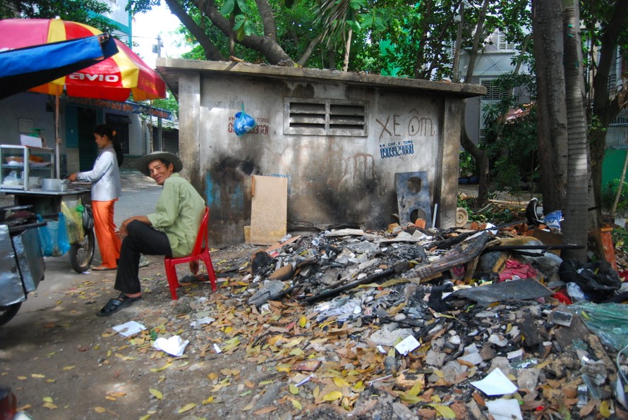 “Hậu quả” của những vụ cháy được anh V. dọn ra ở đóng rác ven đường