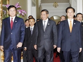 Thủ tướng Nguyễn Tấn Dũng (bìa phải) cùng hai Thủ tướng Campuchia và Lào tới hội nghị Ảnh: VietnamPlus