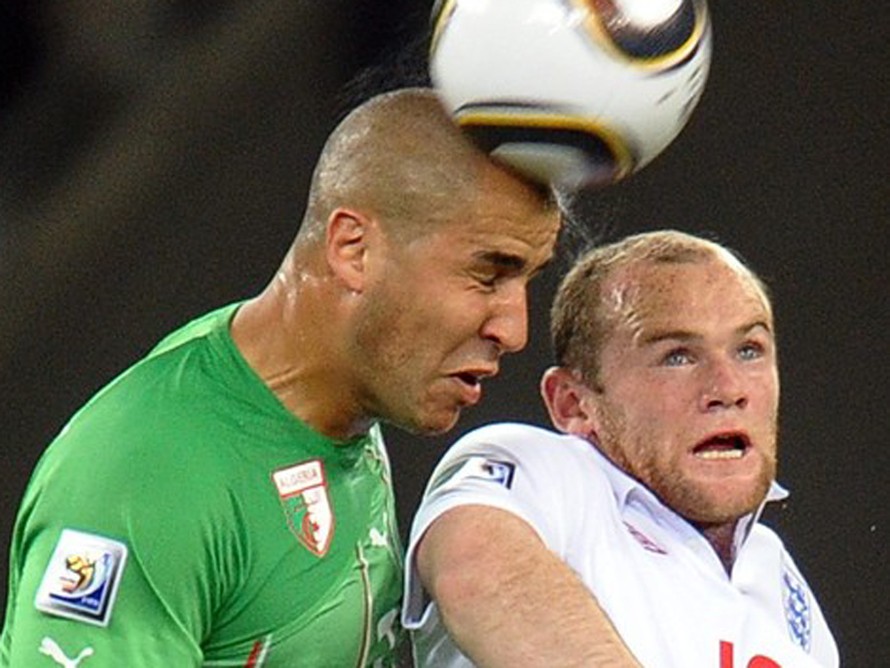 Rooney(trắng)không để lại ấn tượng gì trong trận đấu với Algeria.