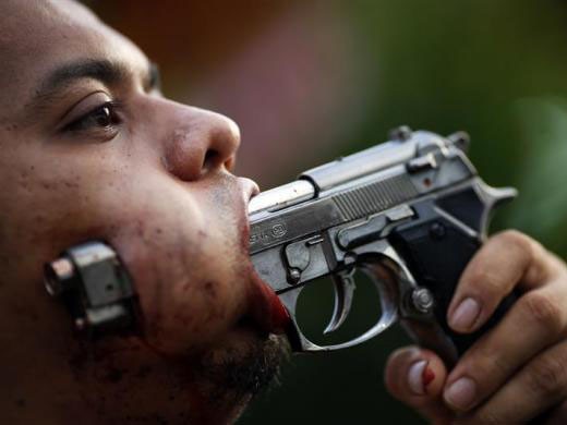 Một người mộ đạo xuyên súng qua má trong Lễ hội ăn chay ở Phuket, Thái Lan