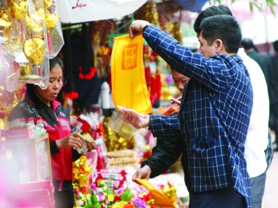 “Ấn đền Trần” được bày bán công khai tại khu vực đền Bảo Lộc
