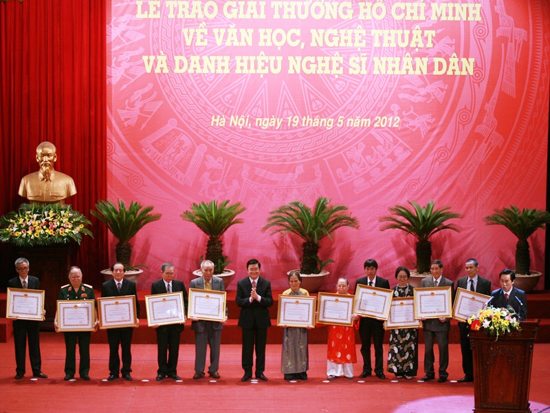 Chủ tịch nước chụp ảnh lưu niệm cùng các tác giả được nhận giải thưởng Hồ Chí Minh Ảnh: xuân phú