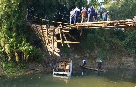Ô tô rơi xuống sông vì qua cầu dành cho người đi bộ