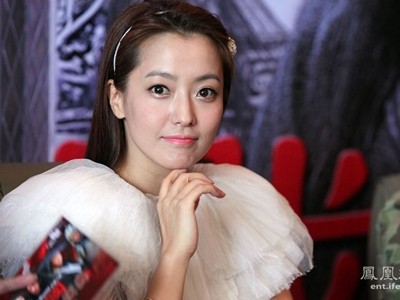 Kim Hee Sun rạng rỡ trong buổi họp báo phim