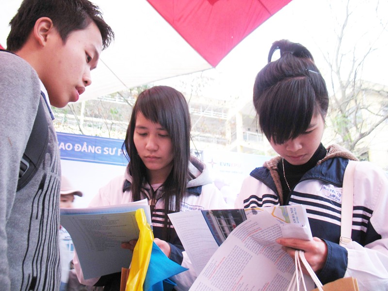 Học sinh tại ngày hội tư vấn tuyển sinh 11-3 ở Hà Nội
