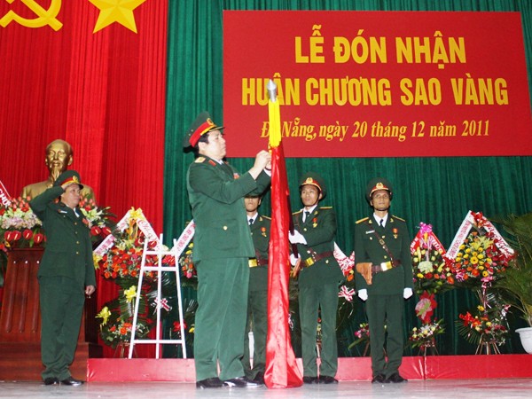 Đại tướng Phùng Quang Thanh gắn Huân chương Sao Vàng lên quân kỳ quyết thắng của Quân khu 5. Ảnh: Nguyễn Huy