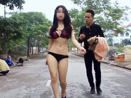 Thiếu nữ Bắc-Trung-Nam đua nhau cởi đồ, quay clip ‘Anh không đòi quà’