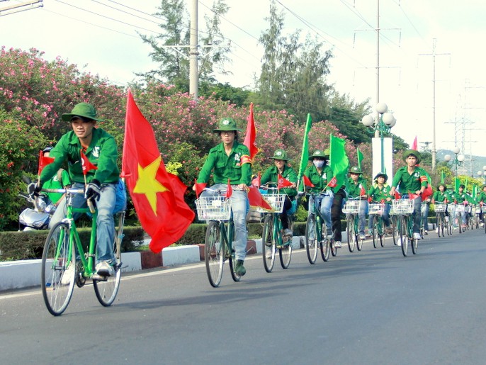 Sinh viên tình nguyện đạp xe vì biển đảo quê hương