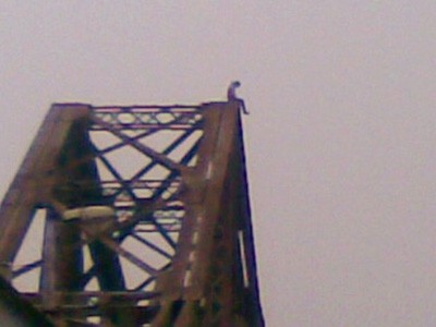 Cận cảnh vụ giải cứu thiếu nữ tự tử trên cầu Long Biên