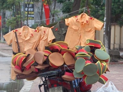 Những bộ trang phục CSGT được bày bán trên vỉa hè