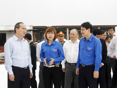 Phó Thủ tướng Nguyễn Thiện Nhân (ngoài cùng bên trái) và Bí thư T. Ư Đoàn Nguyễn Đắc Vinh (ngoài cùng bên phải) thăm mô hình kinh tế thanh niên tại Tiền Hải, Thái Bình