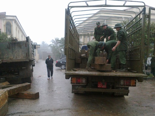 Bộ đội biên phòng truy bắt hai xe tải chở gỗ lậu