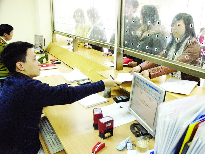 Giải quyết thủ tục liên quan doanh nghiệp tại văn phòng một cửa của Sở Kế hoạch & Đầu tư Hà Nội. Ảnh: Phạm Yên