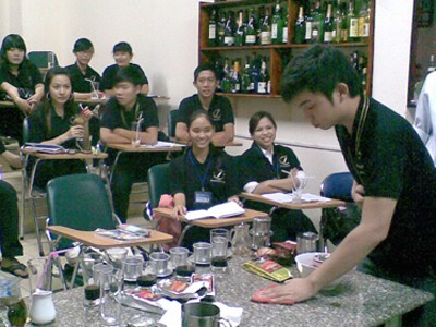 Học sinh Trường trung cấp nghề Khôi Việt thực hành pha chế . Ảnh: Minh Giảng (Tuổi Trẻ)