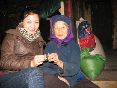 Phóng viên Nguyễn Hà (giải đặc biệt) “ba cùng” với người dân vùng cao trong chuyến viết bài về trí thức trẻ làm