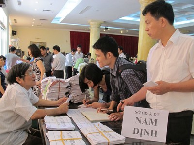 Sở GD&ĐT các tỉnh bàn giao hồ sơ dự thi tuyển sinh năm 2012 cho các trường ĐH tại HN Ảnh: Hồ Thu
