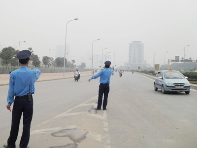 Hơn 100 thanh tra được huy động tổ chức giao thông trên Đại lộ Thăng Long. Ảnh: T.Đảng