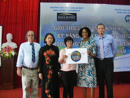 Nữ sinh khiếm thính đầu tiên của Việt Nam nhận học bổng du học Mỹ