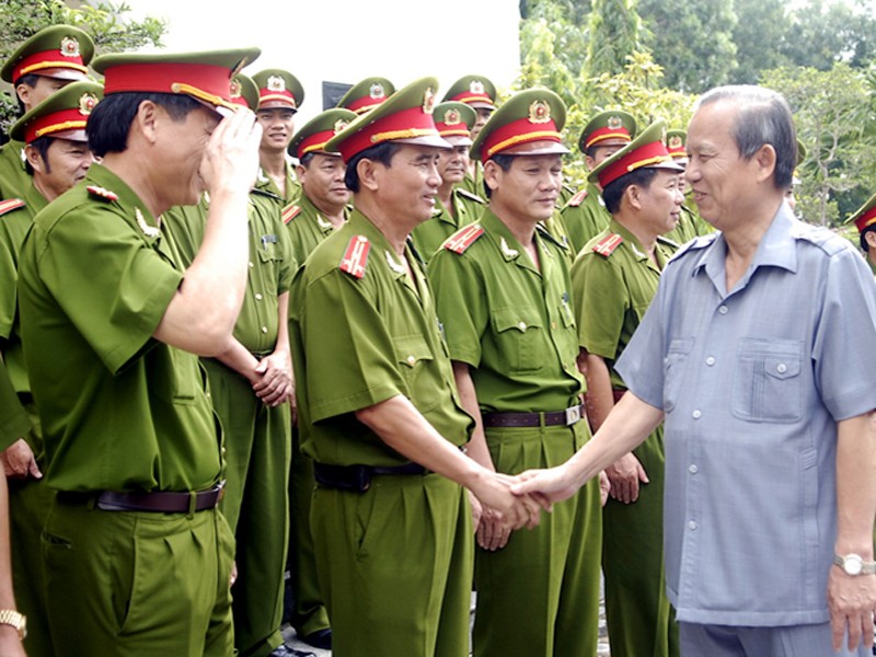 Phó Thủ tướng Trương Vĩnh Trọng, Chủ tịch Hội đồng tư vấn đặc xá kiểm tra công tác triển khai đặc xá năm 2010 tại Trại giam Thủ Đức ngày 4-7. Ảnh: Thế Anh