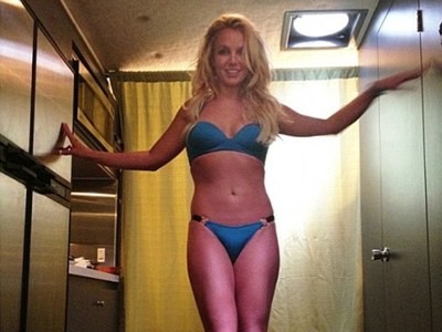 Britney Spears tự tin diện bikini khoe dáng nuột