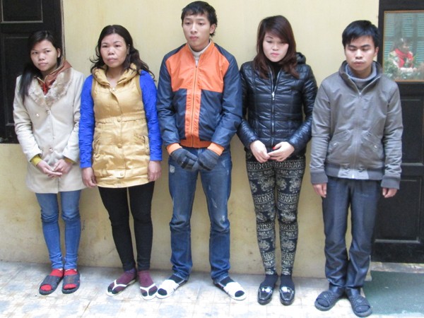 5 đối tượng bị tạm giữ (từ trái sang): Lê Văn Toàn, Nguyễn Thị Loan, Nguyễn Thị Tám, Vũ Trung Hiếu và Nguyễn Thị Nhật