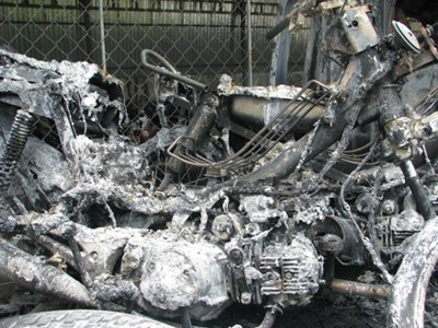 Ba xe máy bốc cháy trên xe chuyên dụng của CSGT