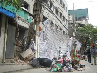 Hiện trường vụ sập tường công trình đang xây dựng ở phố Vọng Hà