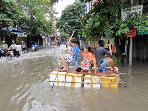 Chèo thuyền dạo phố giữa thủ đô