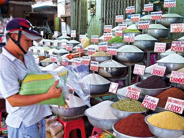 Giá bán nhiều loại gạo đều tăng tại các chợ ở TP.HCM, 28.7.2011. Ảnh: Lê Quang Nhật