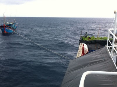 Hải quân cứu tám ngư dân bị nạn trên biển Trường Sa