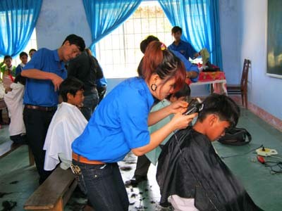 Thanh niên Đăk Lăk cắt tóc cho trẻ em nghèo