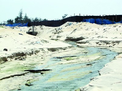 Nước thải hồ tôm không qua xử lý, thải ra ven biển Phong Điền, gây bệnh trở lại cho nhiều khu nuôi. Ảnh: Ngọc Văn