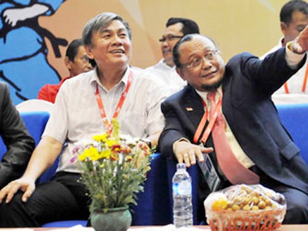 Ông Quang Thành (trái) hài lòng với phong độ của đoàn TTVN