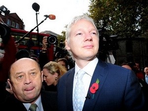 Nhà sáng lập Wikileaks Assange đến Tòa án tối cao London ngày 2/11. (Nguồn: Getty Images)