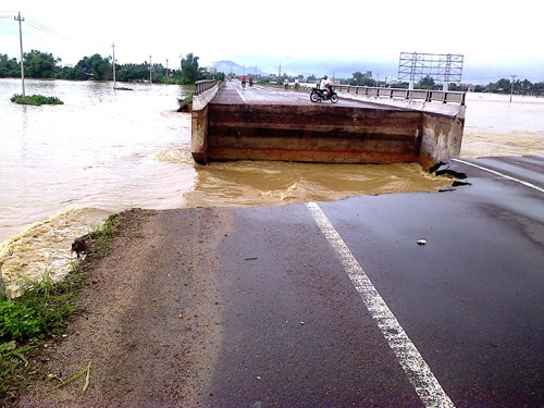 Bình Định: Sập 2 cầu, Quốc lộ 1A tắc nghẽn